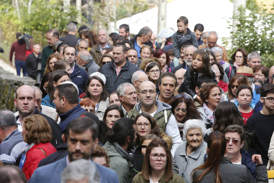 Felipe VI destaca el esfuerzo de los vecinos de Moal por proteger su entorno y «buscar alternativas» en nuevos sectores «que os permiten mantener el pueblo vivo»