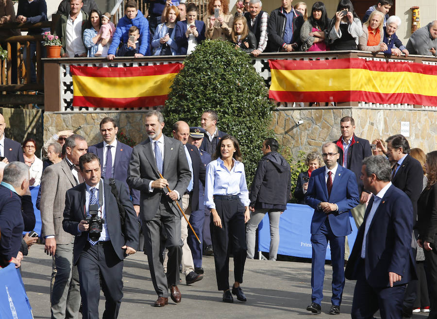 Felipe VI destaca el esfuerzo de los vecinos de Moal por proteger su entorno y «buscar alternativas» en nuevos sectores «que os permiten mantener el pueblo vivo»