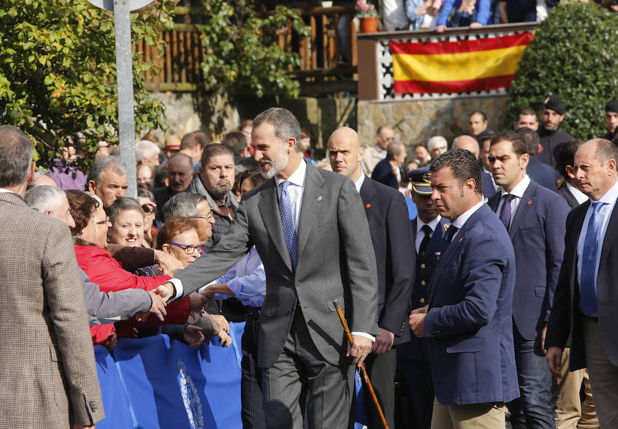 Felipe VI destaca el esfuerzo de los vecinos de Moal por proteger su entorno y «buscar alternativas» en nuevos sectores «que os permiten mantener el pueblo vivo»