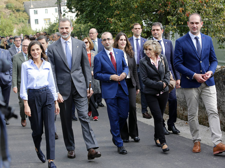 Felipe VI destaca el esfuerzo de los vecinos de Moal por proteger su entorno y «buscar alternativas» en nuevos sectores «que os permiten mantener el pueblo vivo»