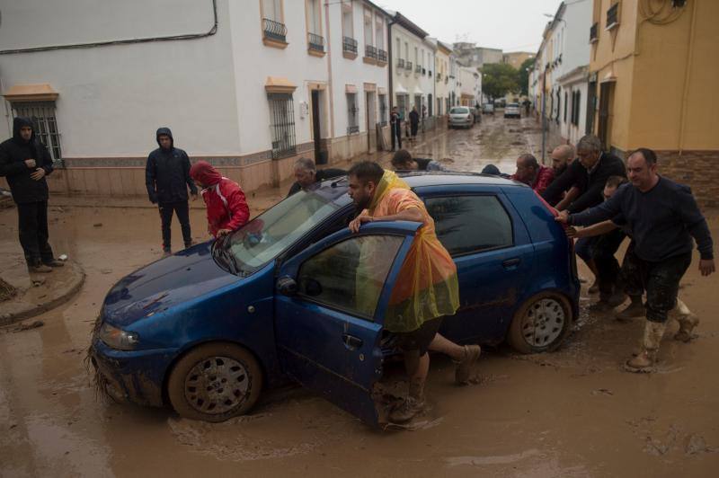 Las mejores imágenes de las lluvias torrenciales que han provocado la muerte de un bombero y numerosos destrozos en la provincia de Málaga