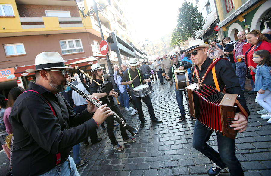 El Bulevar de la Sidra, de Oviedo, reparte una tonelada de castañas y otra de sidra dulce