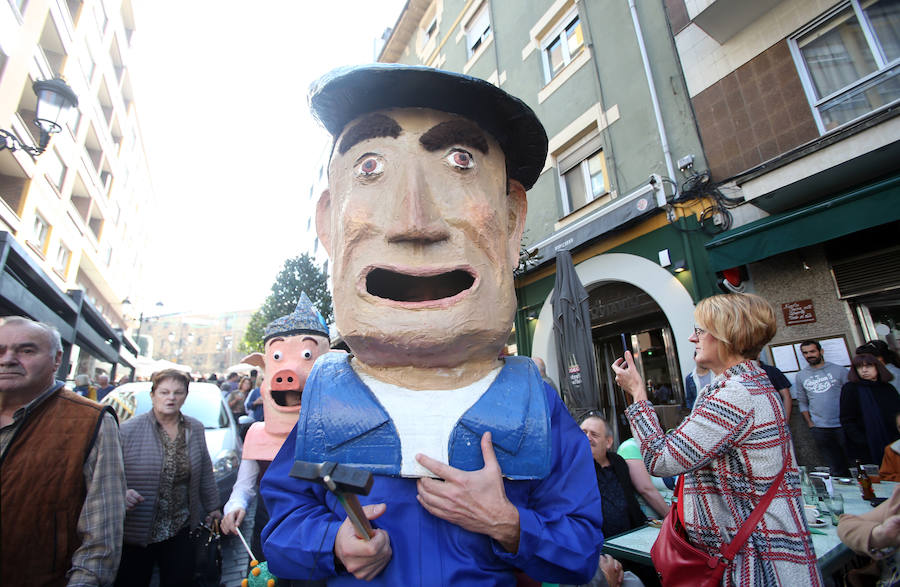 El Bulevar de la Sidra, de Oviedo, reparte una tonelada de castañas y otra de sidra dulce