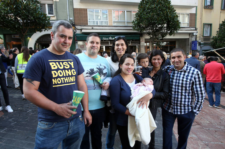 El Bulevar de la Sidra, de Oviedo, reparte una tonelada de castañas y otra de sidra dulce