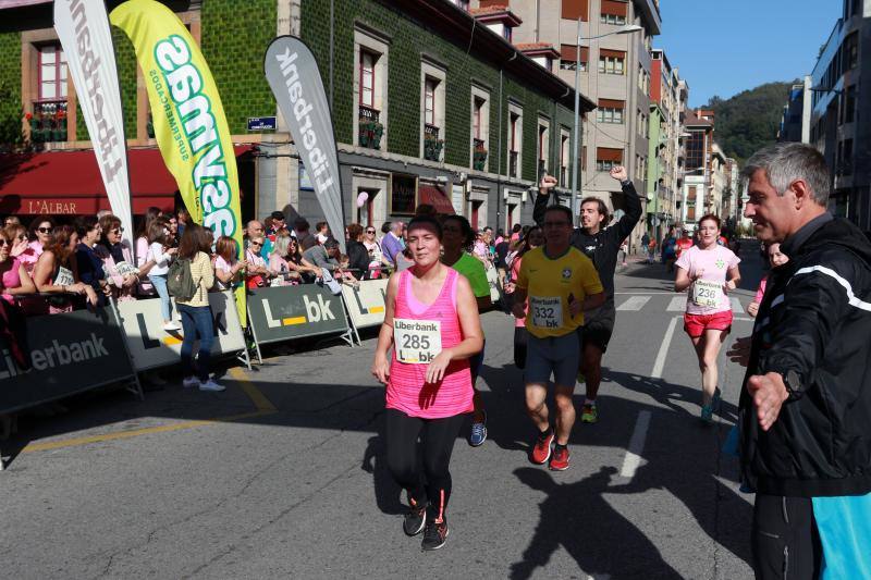 Este domingo se celebra la tercera edición de la Carrera contra el Cáncer de Mama en Mieres. Organizada por la delegación de la Asociación Española Contra el Cáncer (AECC) en Mieres y el Club Atletismo Mieres. La prueba comenzó a las 12 horas, desde la plaza del Ayuntamiento, con un recorrido de 4,5 kilómetros, por el casco urbano de la localidad.