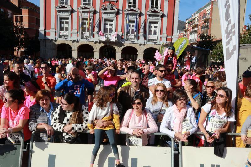 Este domingo se celebra la tercera edición de la Carrera contra el Cáncer de Mama en Mieres. Organizada por la delegación de la Asociación Española Contra el Cáncer (AECC) en Mieres y el Club Atletismo Mieres. La prueba comenzó a las 12 horas, desde la plaza del Ayuntamiento, con un recorrido de 4,5 kilómetros, por el casco urbano de la localidad.