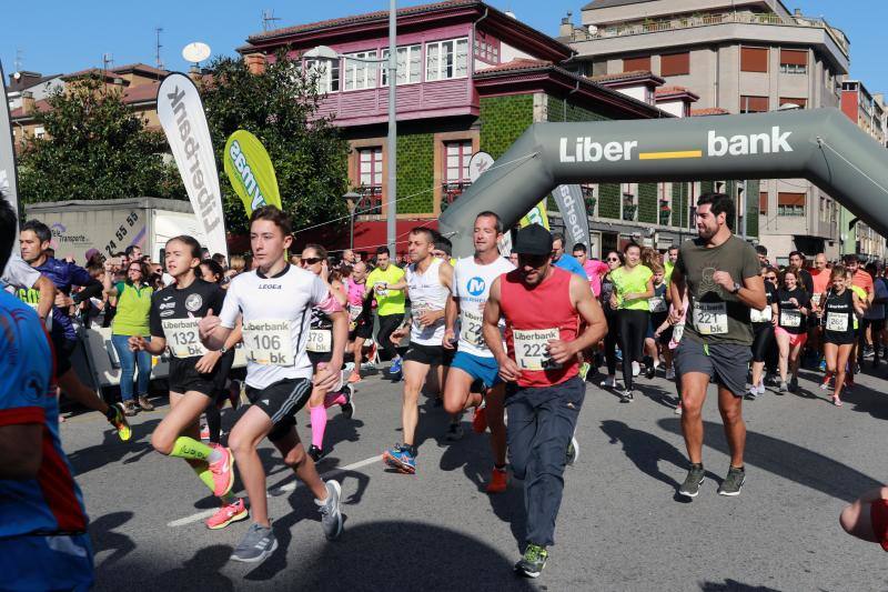 Este domingo se celebra la tercera edición de la Carrera contra el Cáncer de Mama en Mieres. Organizada por la delegación de la Asociación Española Contra el Cáncer (AECC) en Mieres y el Club Atletismo Mieres. La prueba comenzó a las 12 horas, desde la plaza del Ayuntamiento, con un recorrido de 4,5 kilómetros, por el casco urbano de la localidad.