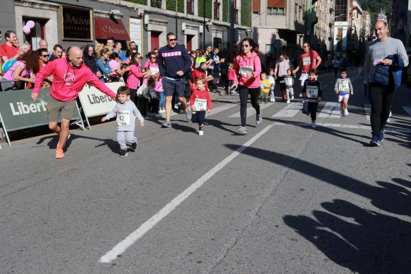 Este domingo se celebra la tercera edición de la Carrera contra el Cáncer de Mama en Mieres. Organizada por la delegación de la Asociación Española Contra el Cáncer (AECC) en Mieres y el Club Atletismo Mieres. La prueba comenzó a las 12 horas, desde la plaza del Ayuntamiento, con un recorrido de 4,5 kilómetros, por el casco urbano de la localidad.