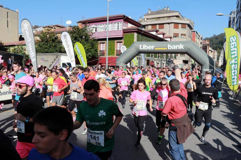 Este domingo se celebra la tercera edición de la Carrera contra el Cáncer de Mama en Mieres. Organizada por la delegación de la Asociación Española Contra el Cáncer (AECC) en Mieres y el Club Atletismo Mieres. La prueba comenzó a las 12 horas, desde la plaza del Ayuntamiento, con un recorrido de 4,5 kilómetros, por el casco urbano de la localidad.