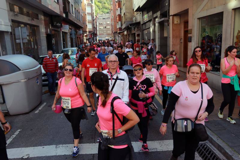 Este domingo se celebra la tercera edición de la Carrera contra el Cáncer de Mama en Mieres. Organizada por la delegación de la Asociación Española Contra el Cáncer (AECC) en Mieres y el Club Atletismo Mieres. La prueba comenzó a las 12 horas, desde la plaza del Ayuntamiento, con un recorrido de 4,5 kilómetros, por el casco urbano de la localidad.
