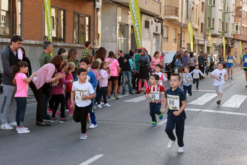Este domingo se celebra la tercera edición de la Carrera contra el Cáncer de Mama en Mieres. Organizada por la delegación de la Asociación Española Contra el Cáncer (AECC) en Mieres y el Club Atletismo Mieres. La prueba comenzó a las 12 horas, desde la plaza del Ayuntamiento, con un recorrido de 4,5 kilómetros, por el casco urbano de la localidad.