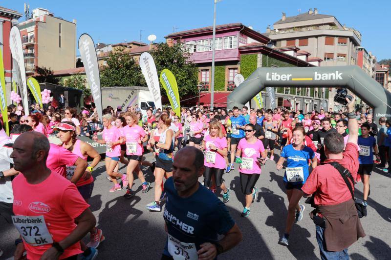 Este domingo se celebra la tercera edición de la Carrera contra el Cáncer de Mama en Mieres. Organizada por la delegación de la Asociación Española Contra el Cáncer (AECC) en Mieres y el Club Atletismo Mieres. La prueba comenzó a las 12 horas, desde la plaza del Ayuntamiento, con un recorrido de 4,5 kilómetros, por el casco urbano de la localidad.