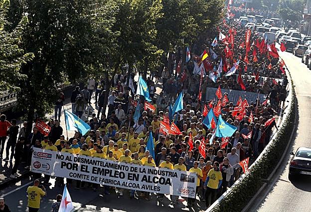 Miles de personas acompañaron a los trabajadores de Alcoa en su manifestación contra el cierre de las plantas de La Coruña y Avilés. 