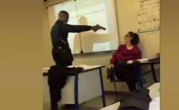 Un alumno apunta con una pistola de aire comprimido a una maestra en Créteil. 