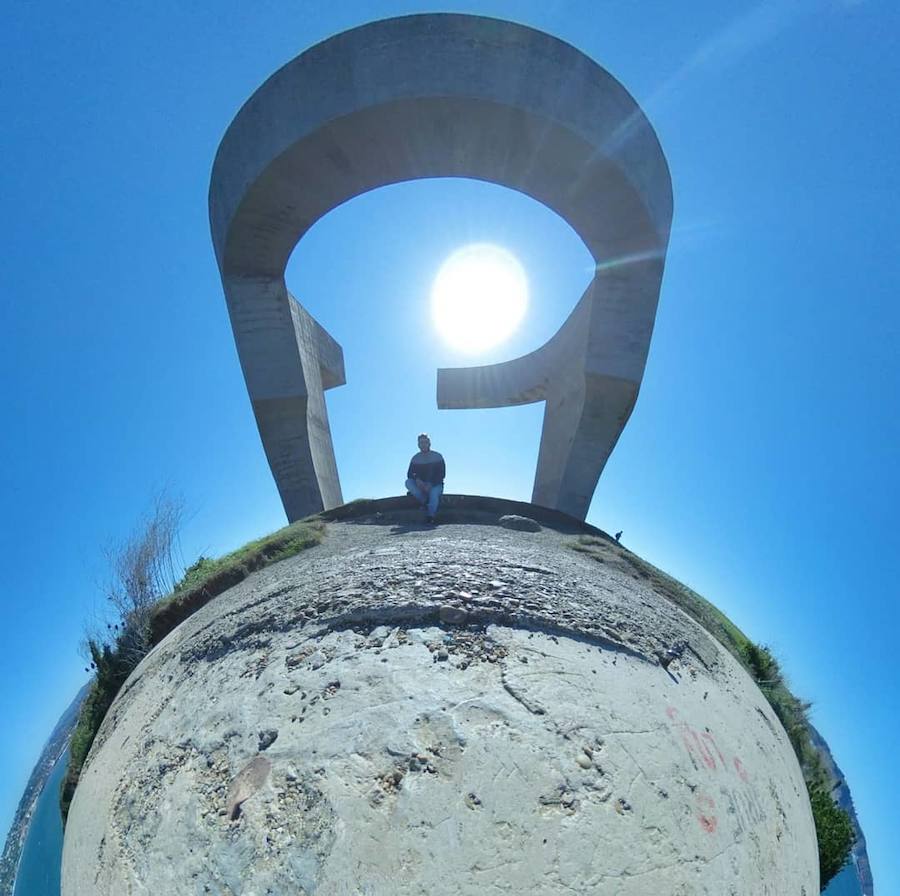 La muestra sobre el proceso de creación de la escultura gijonesa y el congreso en el que expertos de todo el mundo analizarán su impacto y conservación se complementan de la mano de aficionados a la fotografía. El concurso 'Retrato (selfie) con el Elogio'llega hoy a su fin y promete futura exposición. Aún hay tiempo