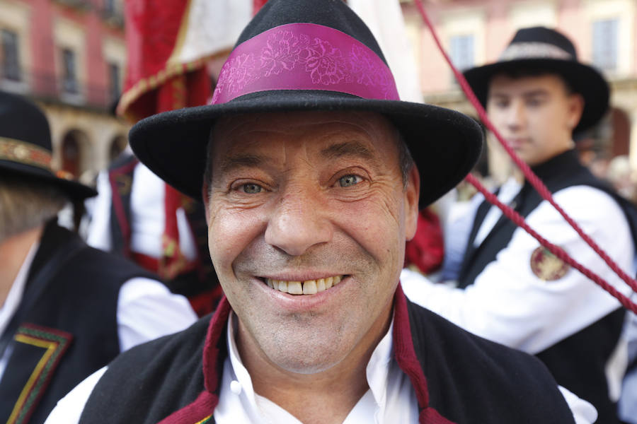 Cerca de 350 leoneses con sus pendones concejiles volvieron a protagonizar el encuentro en representación de 45 pueblos desplegando sus estandartes y recorriendo las calles de Gijón, entre la Plaza Mayor, pasando por el Paseo del Muro de San Lorenzo, y terminando el recorrido en el Hotel Begoña Park.