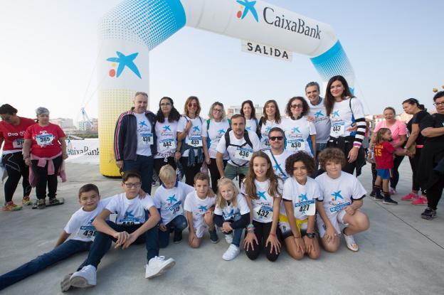 El grupo de CaixaBank con Alicia Mas, la directora de la entidad bancaria en Avilés.