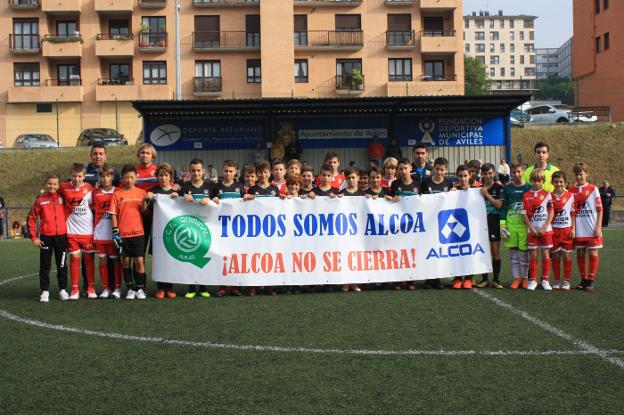 Los jóvenes integrantes del Club Deportivo Quirinal expresaron su apoyo a los trabajadores de Alcoa y lo harán cada vez que jueguen como locales. 