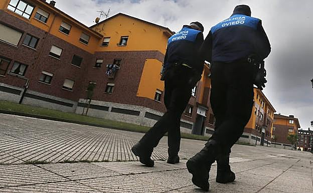Una pareja de la policía local de Oviedo.