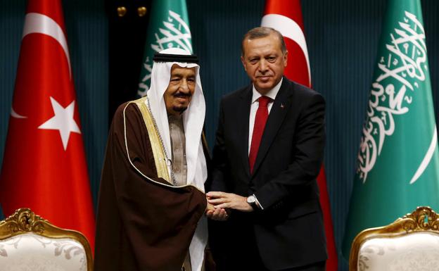 El rey de Arabia Saudí, Salman bin Abdelaziz, y el presidente turco, Tayyip Erdogan, la pasada primavera en Ankara. 