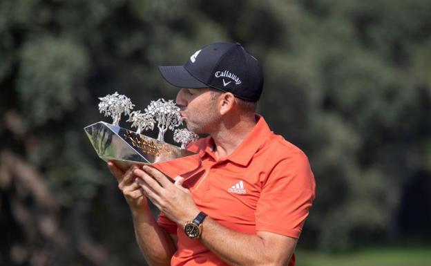 Sergio García besa el trofeo del Andalucía Valderrama Masters. 