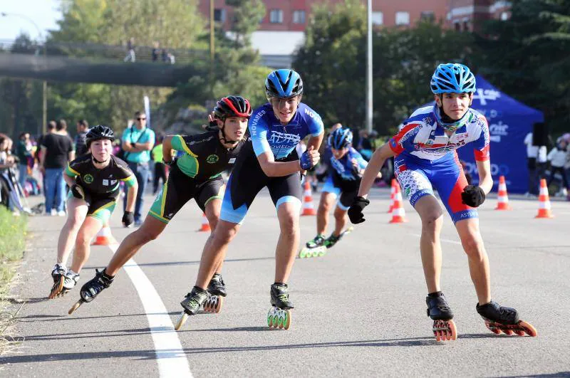 Más de cien niños participan en la primera prueba de patinaje para escolares y clubes locales.