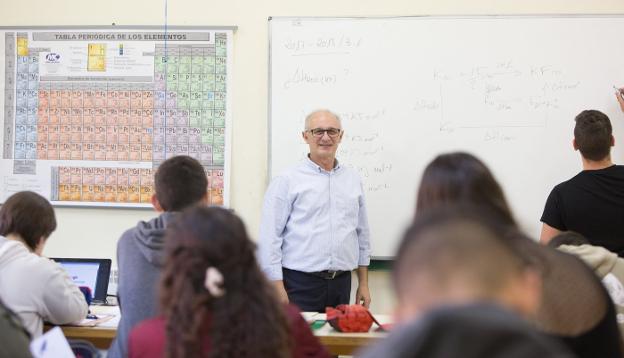 Ignacio García impartiendo ayer clase de Química en el instituto de La Magdalena. 