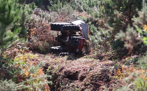 El tractor, volcado en el área recreativa de Campa Baxera