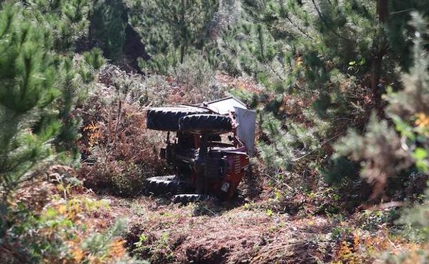 El tractor, volcado en la Campa Baxera