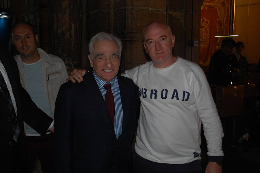 Este moscón hace guardia durante horas para conseguir un retrato junto a caras conocidas y atesora en su colección digital fotos con La Toya Jackson, Martin Scorsese o Leonard Cohen.