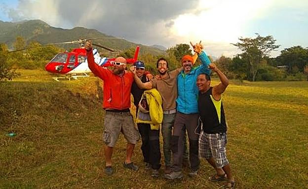 Compañeros de expedición del asturiano, tras regresar a la base, celebran haberlo encontrado . 