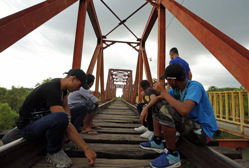 Trump alerta que la caravana de migrantes que partió con miles de personas de San Pedro Sula, en Honduras, el 13 de octubre, constituye una emergencia nacional, y amenazó con cerrar totalmente la frontera. 