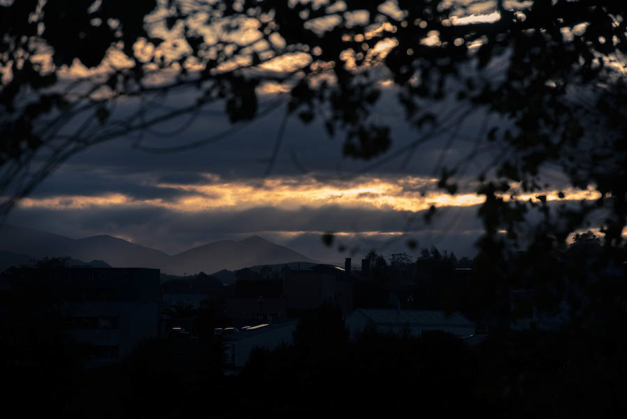 Ha llegado para quedarse... hasta diciembre, y ofrecernos unas espectaculares imágenes monocolor. Rincones bucólicos más propios de sueños de que despertares. Melancolía asturiana en verde y ocre.