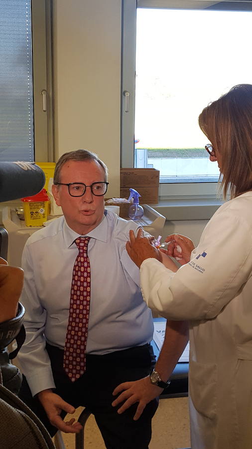 Francisco del Busto aprovechó la estancia en Avilés para vacunarse contra la gripe. 
