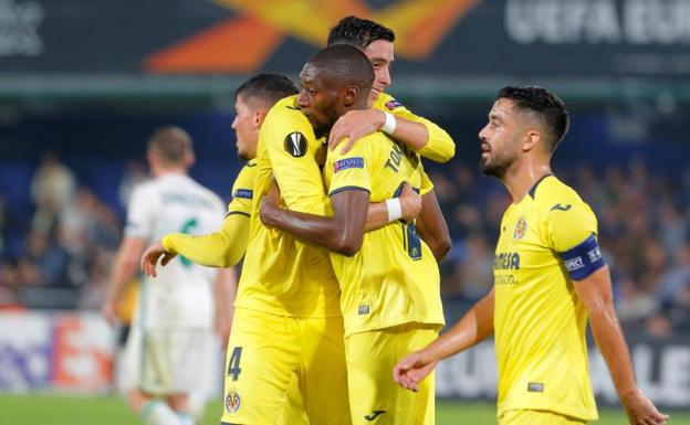 Los jugadores del Villarreal celebran uno de los goles de Ekambi.