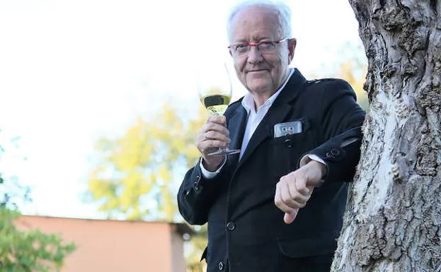 José Peñín cata una copa de vino en Siero.