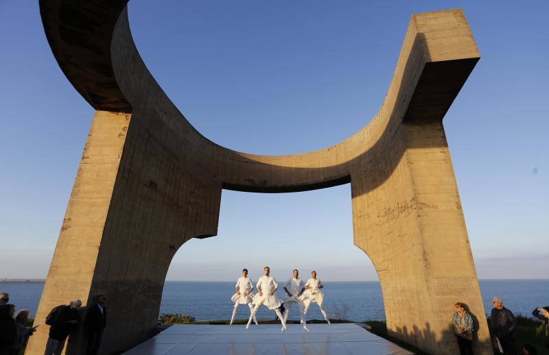 Kubai Dantza desarrolla una perfomance bajo la obra de Chillida que mezcló tradición y modernidad