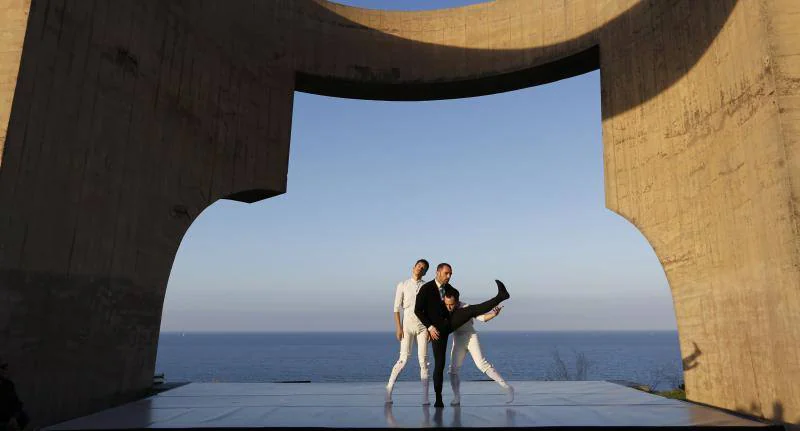 Kubai Dantza desarrolla una perfomance bajo la obra de Chillida que mezcló tradición y modernidad