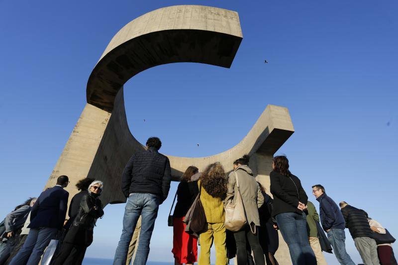 Kubai Dantza desarrolla una perfomance bajo la obra de Chillida que mezcló tradición y modernidad