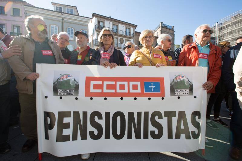 Centenares de personas se unen frente al ayuntamiento a la voz de «Alcoa no se cierra».