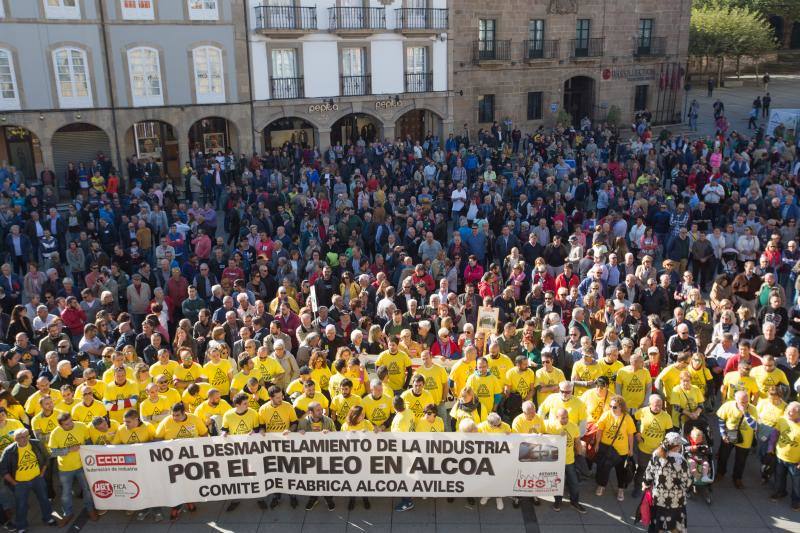 Centenares de personas se unen frente al ayuntamiento a la voz de «Alcoa no se cierra».