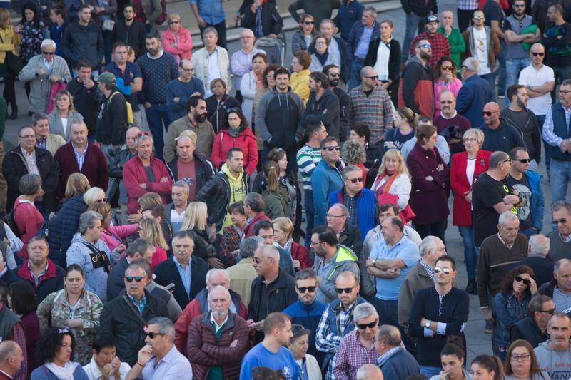 Centenares de personas se unen frente al ayuntamiento a la voz de «Alcoa no se cierra».