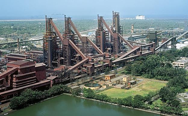 La gigantesca factoría siderúrgica de Essar Steel en Hazira, en la costa del mar Arábigo, a 300 kilómetros al norte de Bombay. /