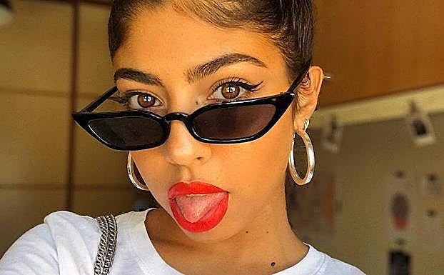 África es una asidua de las redes sociales. 