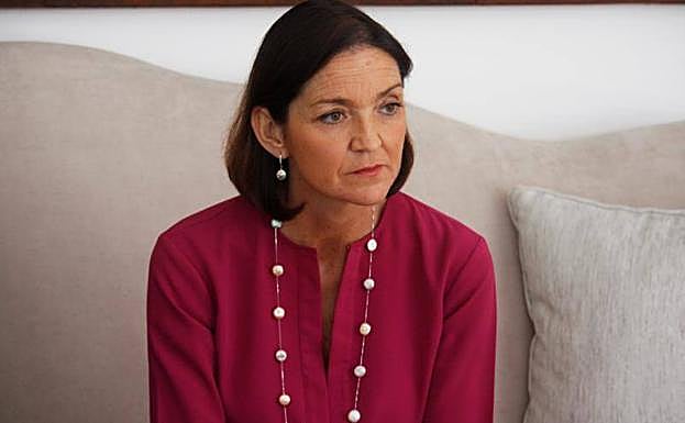 La ministra española de Industria, Comercio y Turismo, Reyes Maroto, durante un encuentro mantenido hoy con los medios en la Embajada de España en Pekín.