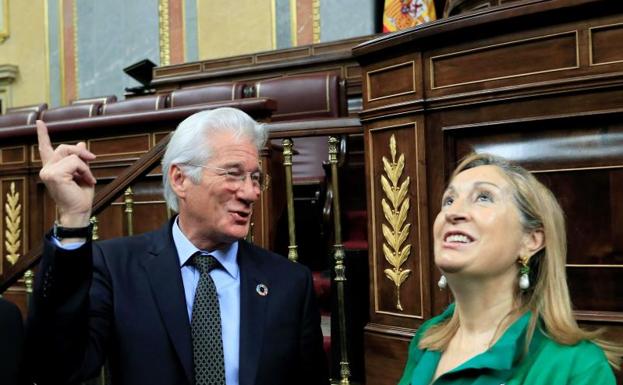 Richard Gere charla con Ana Pastor durante su visita este viernes al Congreso.