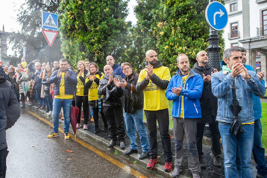 Decenas de trabajadores de Alcoa Avilés y subcontratas han iniciado, junto a algunos familiares, una marcha a pie de más de treinta kilómetros hasta la Delegación del Gobierno de Asturias, en Oviedo, para reclamar una solución que evite el cierre de la fábrica