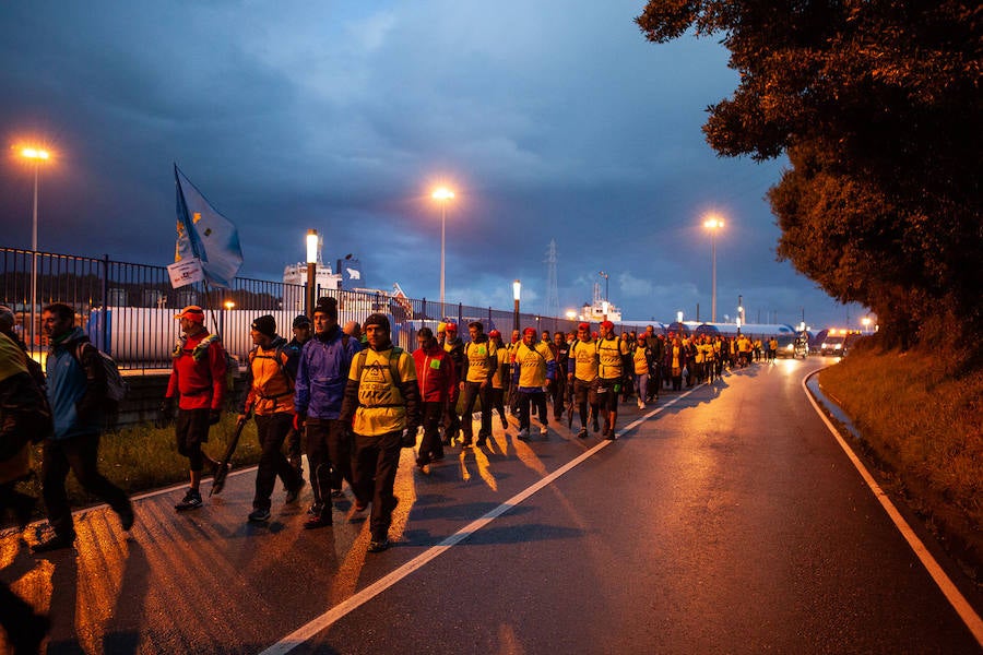 Decenas de trabajadores de Alcoa Avilés y subcontratas han iniciado, junto a algunos familiares, una marcha a pie de más de treinta kilómetros hasta la Delegación del Gobierno de Asturias, en Oviedo, para reclamar una solución que evite el cierre de la fábrica