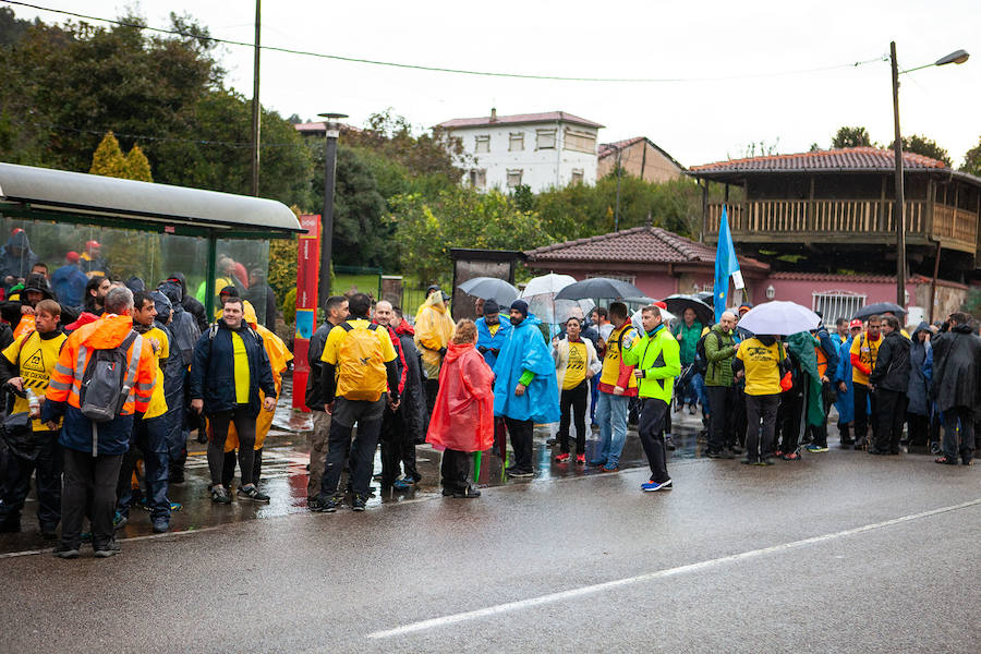 Decenas de trabajadores de Alcoa Avilés y subcontratas han iniciado, junto a algunos familiares, una marcha a pie de más de treinta kilómetros hasta la Delegación del Gobierno de Asturias, en Oviedo, para reclamar una solución que evite el cierre de la fábrica