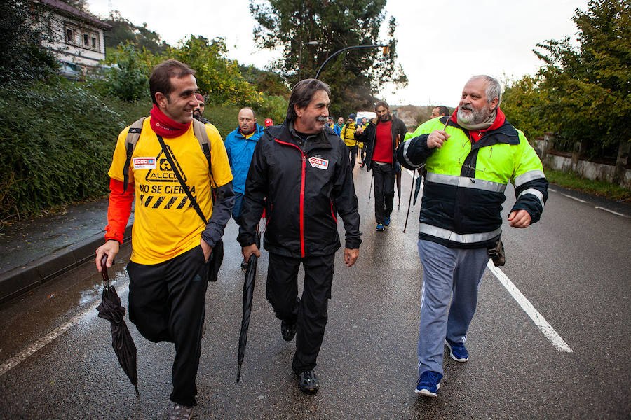 Decenas de trabajadores de Alcoa Avilés y subcontratas han iniciado, junto a algunos familiares, una marcha a pie de más de treinta kilómetros hasta la Delegación del Gobierno de Asturias, en Oviedo, para reclamar una solución que evite el cierre de la fábrica